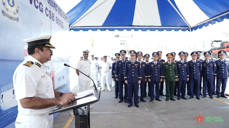 Tàu CSB 8005 cập cảng thành phố Kochi, bắt đầu chuyến thăm và giao lưu với Lực lượng Bảo vệ bờ biển Ấn Độ